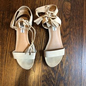 Steve Madden Sz 6 nude suede tassel sandals